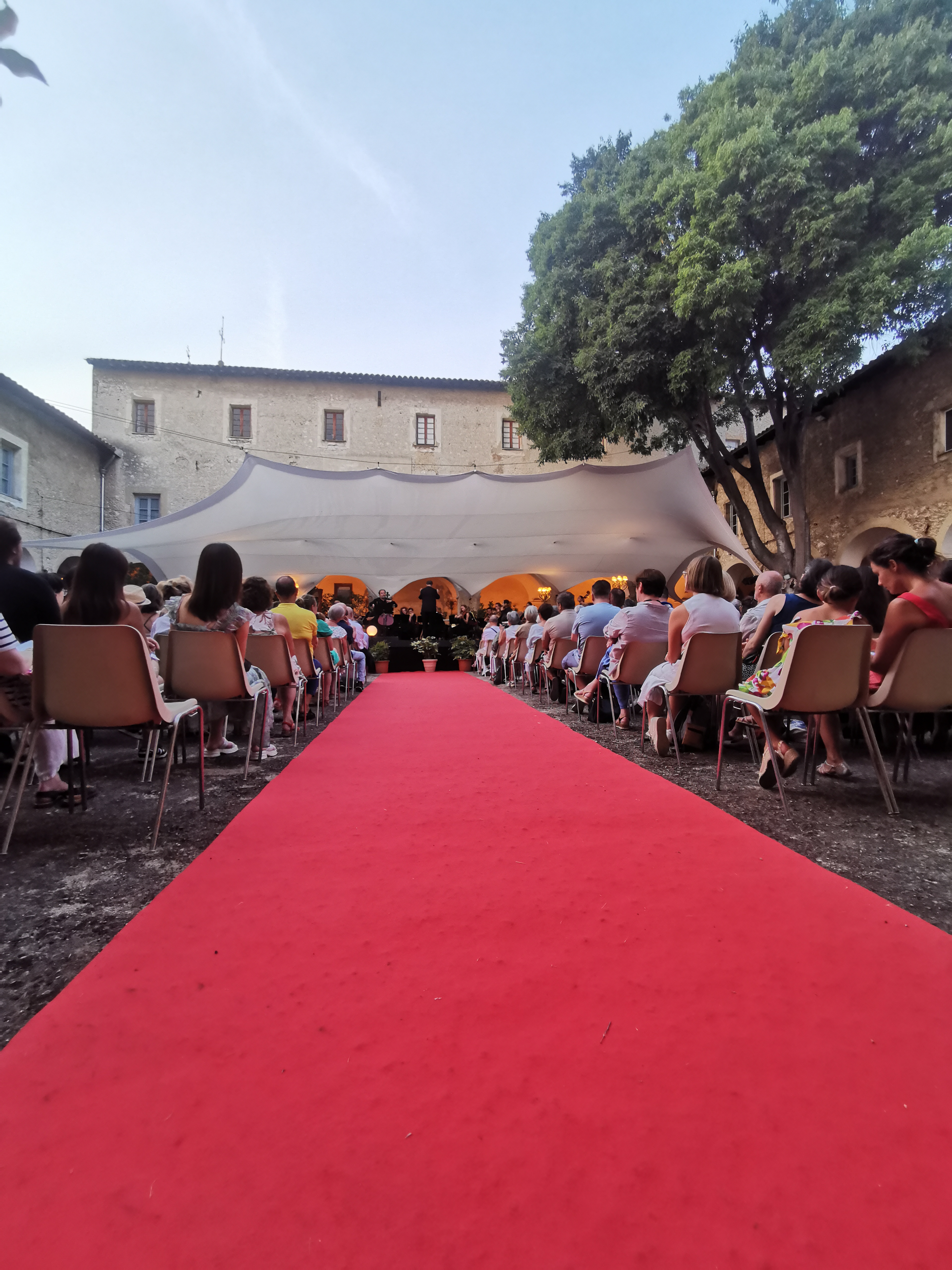 SCENE CLOITRE TAPIS ROUGE IMG_20240724_203648.jpg